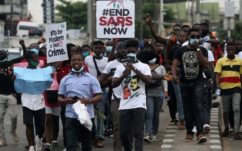 Les jeunes lors des manifestations à Lagos, au Nigeria, le 17 octobre 2020, contre de prétendues brutalités policières. Domaine public