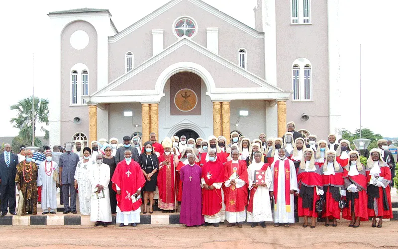 Mgr Ernest Anaezichukwu Obodo avec les juges des tribunaaux après la messe de lancement de l'année judiciaire à la cathédrale du Saint-Esprit, Ogui Enugu. Diocèse d'Enugu/Page Facebook