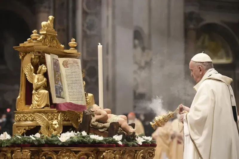 Le pape François offre la messe pour la solennité de l'Épiphanie dans la basilique Saint-Pierre le 6 janvier 2022. Vatican Media