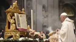 Le pape François offre la messe pour la solennité de l'Épiphanie dans la basilique Saint-Pierre le 6 janvier 2022. Vatican Media / 
