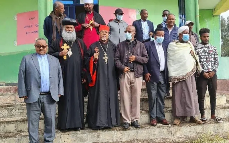 Les membres du Conseil interreligieux d'Éthiopie après leur visite aux personnes déplacées dans les régions d'Amhara et d'Afar. Crédit : Secrétariat catholique éthiopien/Facebook / 