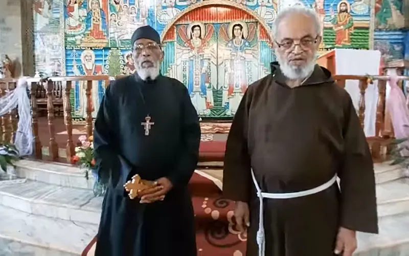 Mgr Musie Ghebreghiorghis et le père Vittorio Boria réfléchissent à la signification secrète de la cathédrale Saint-Antoine de Padoue en Éthiopie. Crédit : CBCE