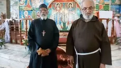 Mgr Musie Ghebreghiorghis et le père Vittorio Boria réfléchissent à la signification secrète de la cathédrale Saint-Antoine de Padoue en Éthiopie. Crédit : CBCE / 