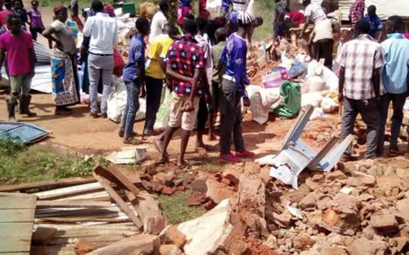 Des victimes de démolitions dans un village du diocèse catholique d'Embu au Kenya se tiennent près des décombres de leurs structures démolies/ Crédit : Agenzia Fides
