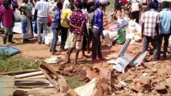 Des victimes de démolitions dans un village du diocèse catholique d'Embu au Kenya se tiennent près des décombres de leurs structures démolies/ Crédit : Agenzia Fides / 