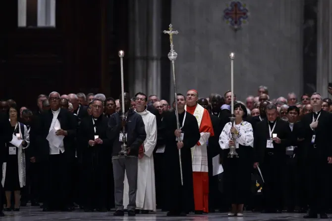 Les membres du Synode, conduits par le cardinal Gabetti, entrent dans la basilique Saint-Pierre pour prier le Rosaire pour la paix. | Crédit : © Evandro Inetti/EWTN News/Vatican Pool