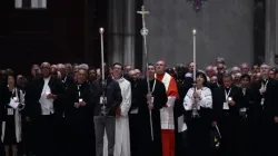 Les membres du Synode, conduits par le cardinal Gabetti, entrent dans la basilique Saint-Pierre pour prier le Rosaire pour la paix. | Crédit : © Evandro Inetti/EWTN News/Vatican Pool / 