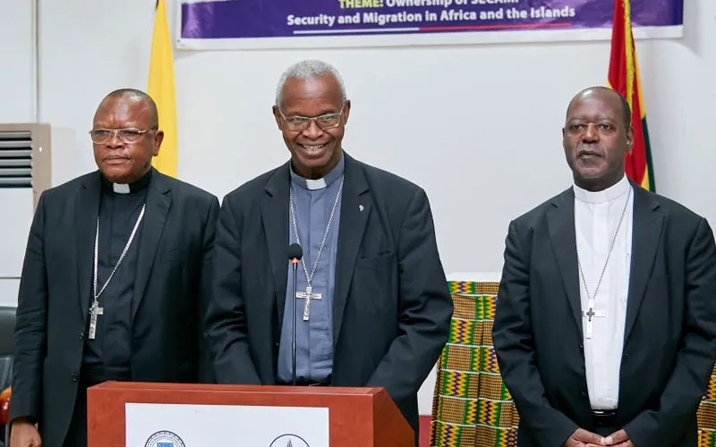Mgr Richard Kuuia Baawobr (au centre), le cardinal Fridolin Ambongo Besungu (à gauche) et Mgr Lucio Andrice Muandula (à droite) élus respectivement président, premier vice-président et deuxième vice-président du SCEAM le 30 juillet 2022. Crédit : ACI Afrique