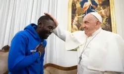 Le pape François rencontre Pato, un migrant camerounais qui a perdu sa femme Matyla et son enfant Marie dans le désert entre la Libye et la Tunisie en juillet dernier. Crédit : Vatican Media / 