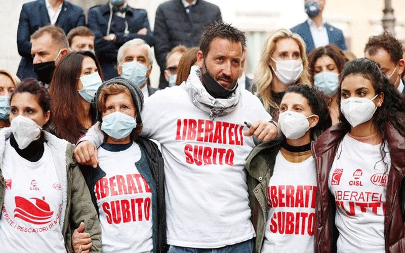 Les familles de 18 pêcheurs détenus en Libye et Marco Marrone, le propriétaire d'un des bateaux saisis, sont vus lors d'une manifestation exigeant la libération des marins, devant le parlement, à Rome, en Italie. Reuters