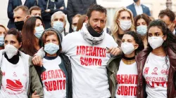 Les familles de 18 pêcheurs détenus en Libye et Marco Marrone, le propriétaire d'un des bateaux saisis, sont vus lors d'une manifestation exigeant la libération des marins, devant le parlement, à Rome, en Italie. / Reuters