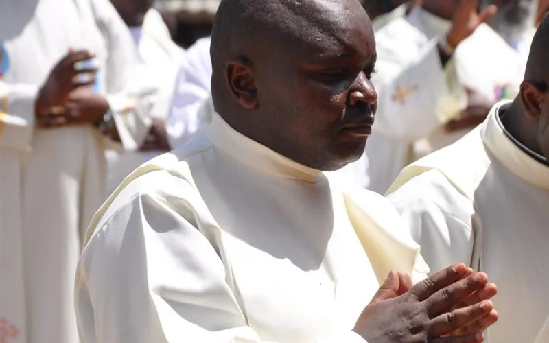 Le père Michael Mithamo King'ori pendant la messe d'ordination du 14 janvier. Crédit : Le Service d'information catholique pour l'Afrique (CISA)
