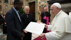 Le pape François remet le prix Ratzinger au père jésuite Paul Bere lors d'une cérémonie au Vatican le 9 novembre 2019. / Vatican Media