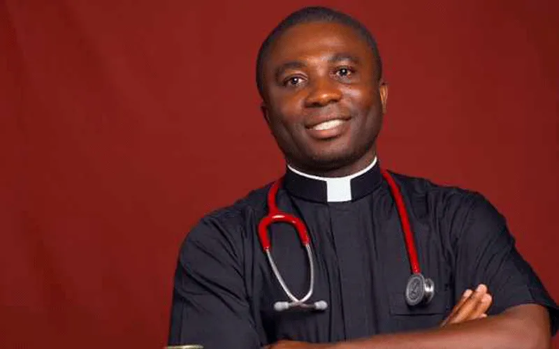 Le père Emmanuel Mensah Boateng, premier médecin de l'archidiocèse de Kumasi, qui vient de terminer ses études de médecine à l'université des sciences et technologies Kwame Nkrumah à Kumasi, au Ghana. Domaine public