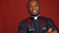 Le père Emmanuel Mensah Boateng, premier médecin de l'archidiocèse de Kumasi, qui vient de terminer ses études de médecine à l'université des sciences et technologies Kwame Nkrumah à Kumasi, au Ghana. / Domaine public