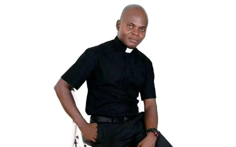 Feu père John Gbakaan, prêtre du diocèse catholique de Minna au Nigeria, enlevé et tué par des inconnus armés le 15 janvier 2021 Domaine public