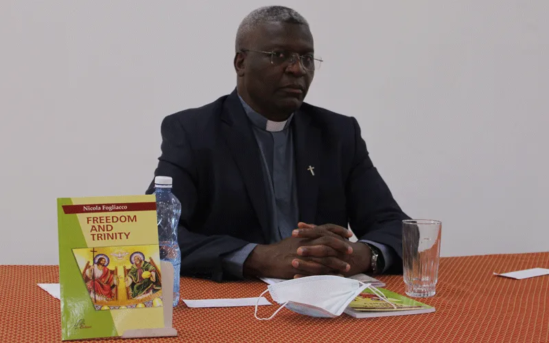 Le Père Joakim Kamau Njani lors du séminaire en ligne sur la "Mission populaire" organisé par les Filles de St Paul à Nairobi en vue de la Journée mondiale des missions. ACI Afrique.