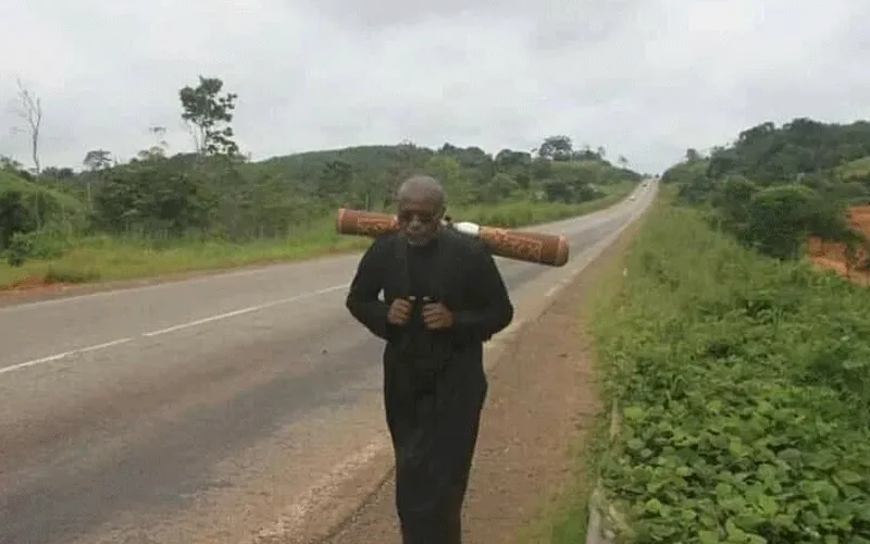 Le père Ludovic Lado pendant le pèlerinage de prière pour la paix dans les régions anglophones du Cameroun interrompu par la police. P. Ludovic Lado/Facebook Page.