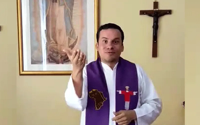 Le Père José Martinez célébrant la messe en langue des signes kenyane. Domaine public.