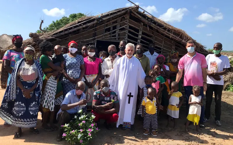 Le père Edegard Silva Junior, qui exerçait son ministère à la paroisse du Sacré-Cœur de Jésus à Muidumbe, Cabo Delgado, a fui la région du nord du Mozambique et cherche refuge à Pemba avec certains de ses paroissiens/ Crédit : Denis Hurley Peace Institute
