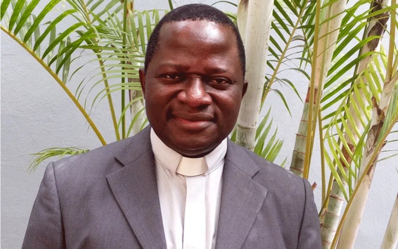 Le père Sumo-Varfee Molubah, secrétaire à l'éducation de l'archidiocèse catholique de Monrovia.