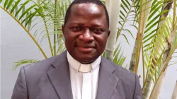 Le père Sumo-Varfee Molubah, secrétaire à l'éducation de l'archidiocèse catholique de Monrovia. / 