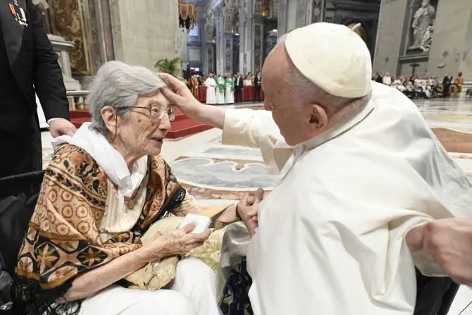 Le pape François bénit une femme dans la basilique Saint-Pierre, où il a présidé une messe spéciale le 23 juillet 2023, marquant la troisième Journée mondiale des grands-parents et des personnes âgées. | Vatican Media