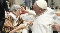 Le pape François bénit une femme dans la basilique Saint-Pierre, où il a présidé une messe spéciale le 23 juillet 2023, marquant la troisième Journée mondiale des grands-parents et des personnes âgées. | Vatican Media / 