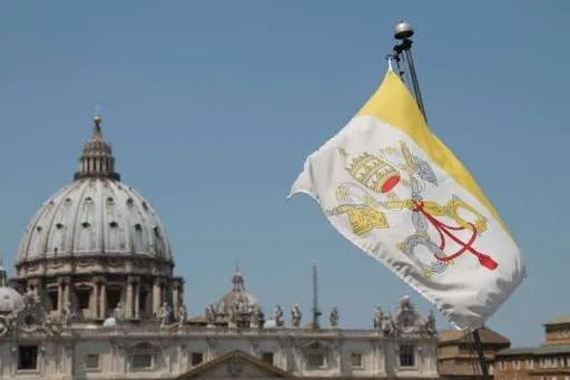 Le drapeau de la Cité du Vatican avec la basilique Saint-Pierre à l'arrière-plan. Bohumil Petrik/CNA.
