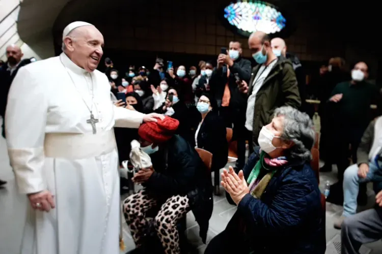 Le Pape François marque la fête de St. Georges avec les pauvres de Rome qui reçoivent le vaccin COVID-19 / Vatican Media