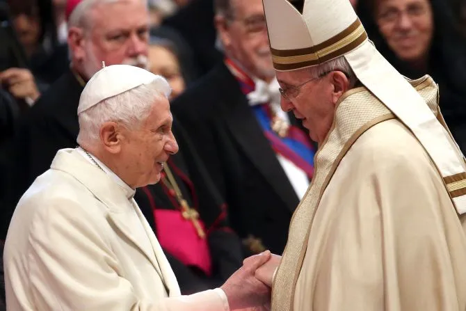 Le pape émérite Benoît XVI est accueilli par le pape François lors du Consistoire public ordinaire à la basilique Saint-Pierre, le 14 février 2015. | Crédit photo : Franco Origlia/Getty Images