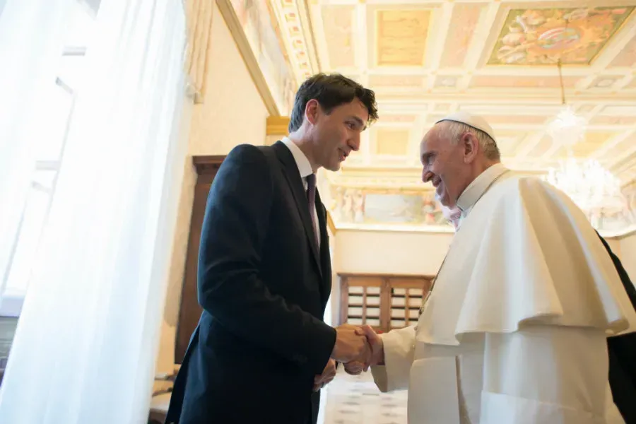 Le pape François rencontre le Premier ministre canadien Justin Trudeau au Vatican, le 29 mai 2017. © L'Osservatore Romano.