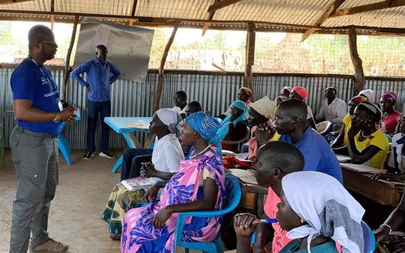 André Atsu, Directeur Régional du JRS Afrique de l'Est, s'adressant aux étudiants de la classe d'anglais pour adultes au camp de Doro, au Sud Soudan. Service Jésuite des Réfugiés (JRS)