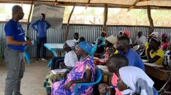 André Atsu, Directeur Régional du JRS Afrique de l'Est, s'adressant aux étudiants de la classe d'anglais pour adultes au camp de Doro, au Sud Soudan. / Service Jésuite des Réfugiés (JRS)