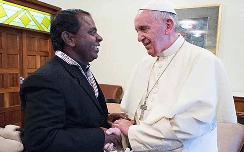 Le père Lazar Arasu, directeur du service des réfugiés de Don Bosco Palabek avec le pape François à Rome. Domaine public