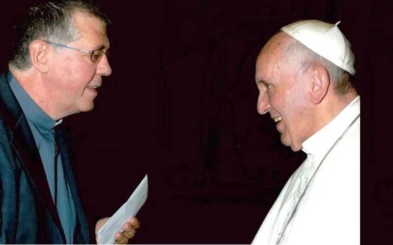 Le père Claudio Lurati, le nouveau vicaire apostolique d'Alexandrie avec le Pape François à Rome. Domaine public