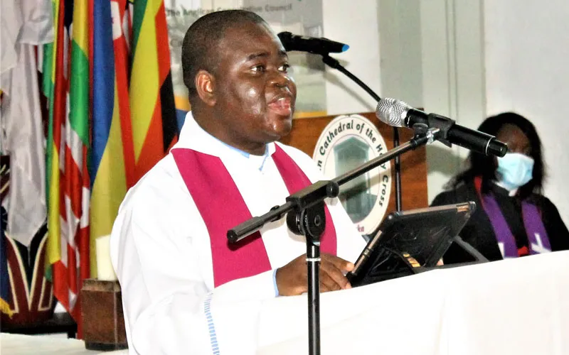 Le père Cleophas Lungu prononçant son homélie à la cathédrale anglicane de la Sainte-Croix à Lusaka. Conseil des Églises de Zambie (CCZ)/ Facebook