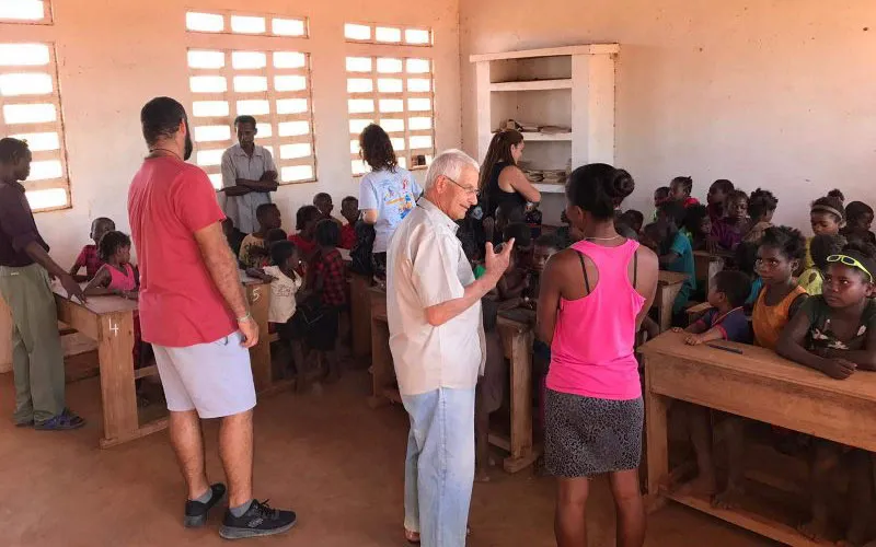 Le Père Giovanni Corselli des Salésiens de Don Bosco au travail à Madagascar. Salésiens de Don Bosco
