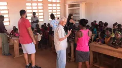 Le Père Giovanni Corselli des Salésiens de Don Bosco au travail à Madagascar. / Salésiens de Don Bosco
