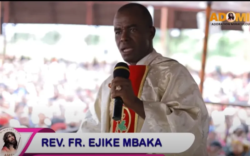 Capture d'écran du Père Camillus Ejike Mbaka pendant la messe au ministère de l'Adoration dans le diocèse d'Enugu.