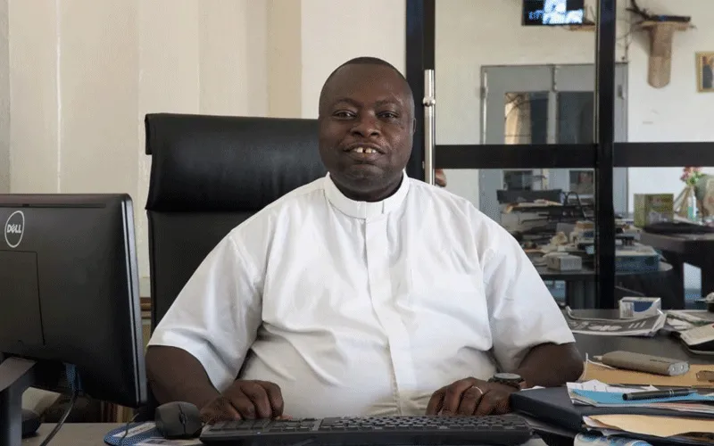 Le père Peter Konteh, fondateur du centre St. Mary's pour des soins provisoires pour enfants dans l'archidiocèse de Freetown en Sierra Leone, Caritas Freetown