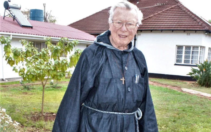 Le père Frank Wirz, qui est passé de prêtre actif à moine après 57 ans de service sacerdotal ministériel au Zimbabwe. Site web Catholic Church News Zimbabwe.