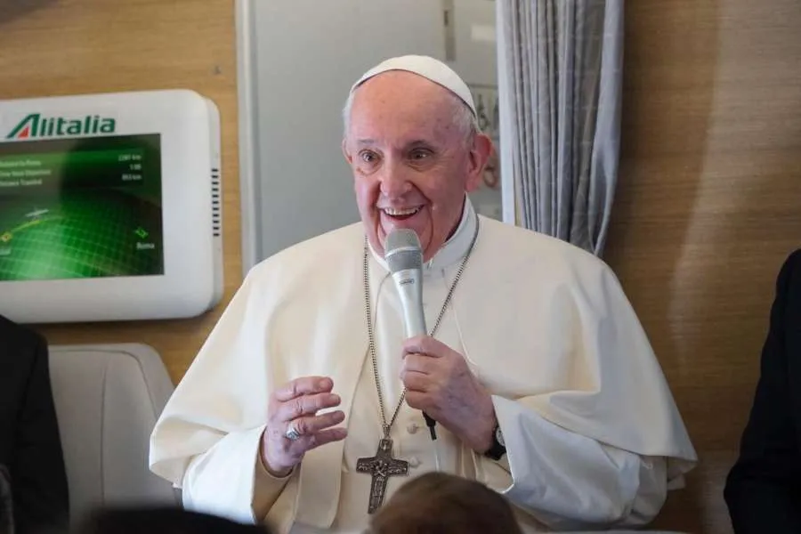 Le pape François s'exprime lors d'une conférence de presse en vol, en route de Rome vers l'Irak, le 8 mars 2021. Colm Flynn/CNA.