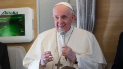 Le pape François s'exprime lors d'une conférence de presse en vol, en route de Rome vers l'Irak, le 8 mars 2021. / Colm Flynn/CNA.