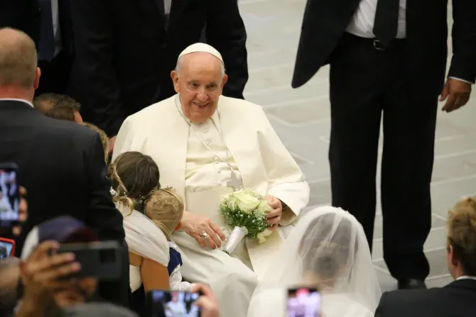 Le pape François salue les couples nouvellement mariés lors de l'audience générale dans la salle Paul VI du Vatican, le 30 août 2023. | Adi Zace/CNA