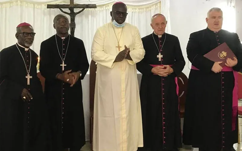 Mgr. Severin Nziengui Mangandza (Centre), Vicaire apostolique pour le Vicariat apostolique de Makokou au Gabon. Crédit : Conférence épiscopale du Gabon/Facebook
