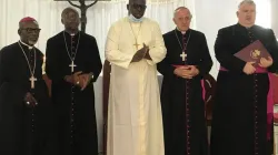 Mgr. Severin Nziengui Mangandza (Centre), Vicaire apostolique pour le Vicariat apostolique de Makokou au Gabon. Crédit : Conférence épiscopale du Gabon/Facebook / 