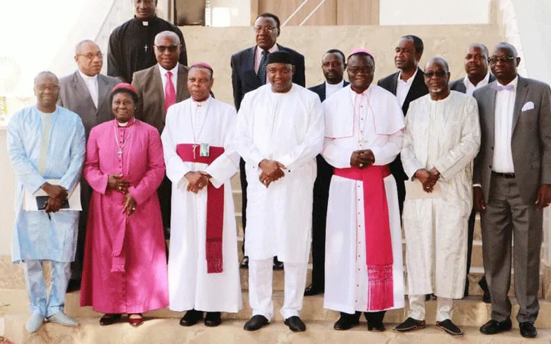 Membres du Conseil chrétien de Gambie avec le Président Adama Barrow. Domaine public