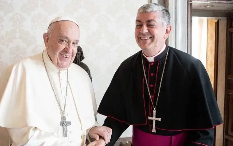 Mgr Giovanni Gaspari avec le Pape François à Rome. Crédit : Vatican Media