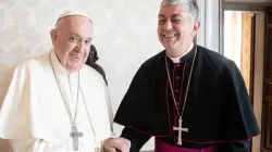 Mgr Giovanni Gaspari avec le Pape François à Rome. Crédit : Vatican Media / 